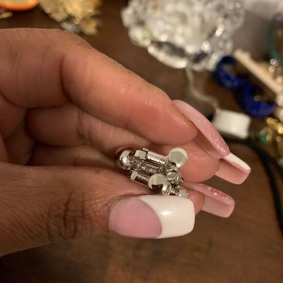 NAPIER SILVERTONE WITH RHINESTONE CLIP EARRINGS - Picture 2 of 2